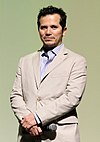 https://upload.wikimedia.org/wikipedia/commons/thumb/b/b8/John_Leguizamo_at_2014_MIFF.jpg/100px-John_Leguizamo_at_2014_MIFF.jpg